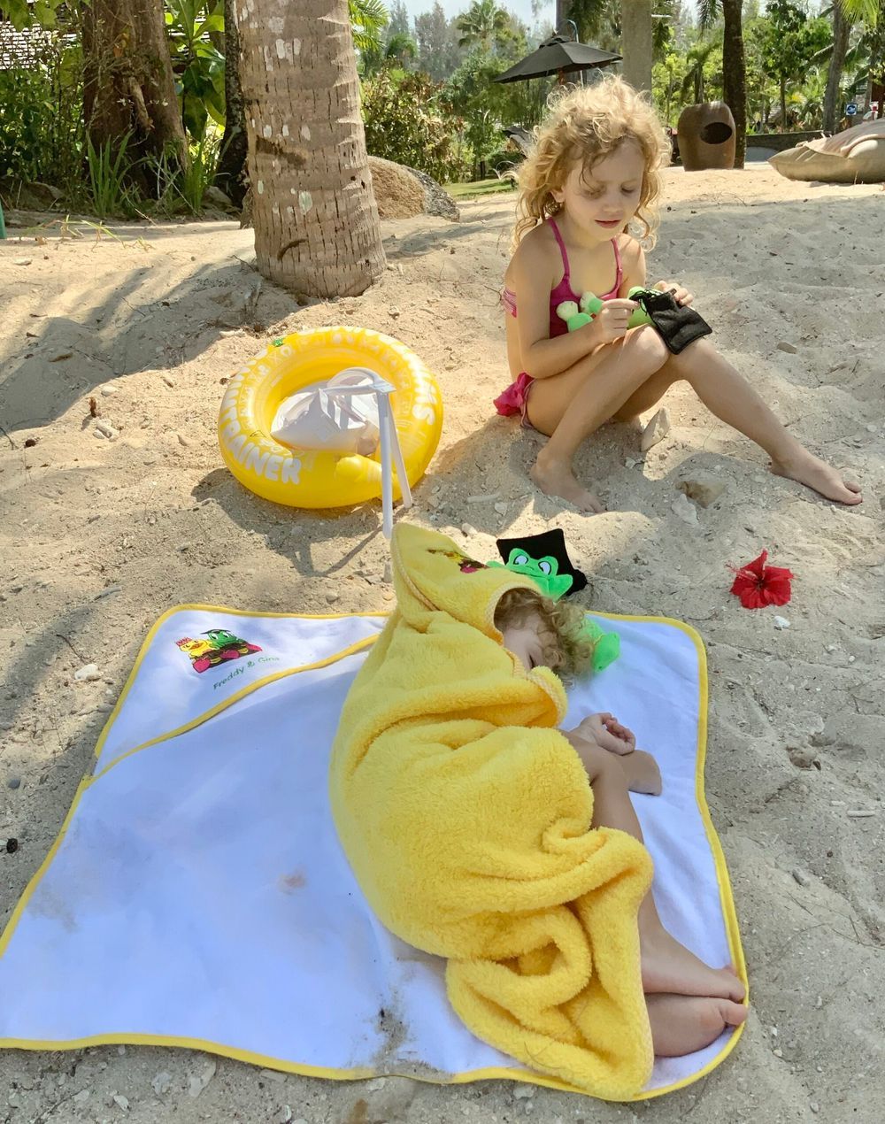 Freds Swim Academy - Freddy & Gina Hooded Towel - Yellow