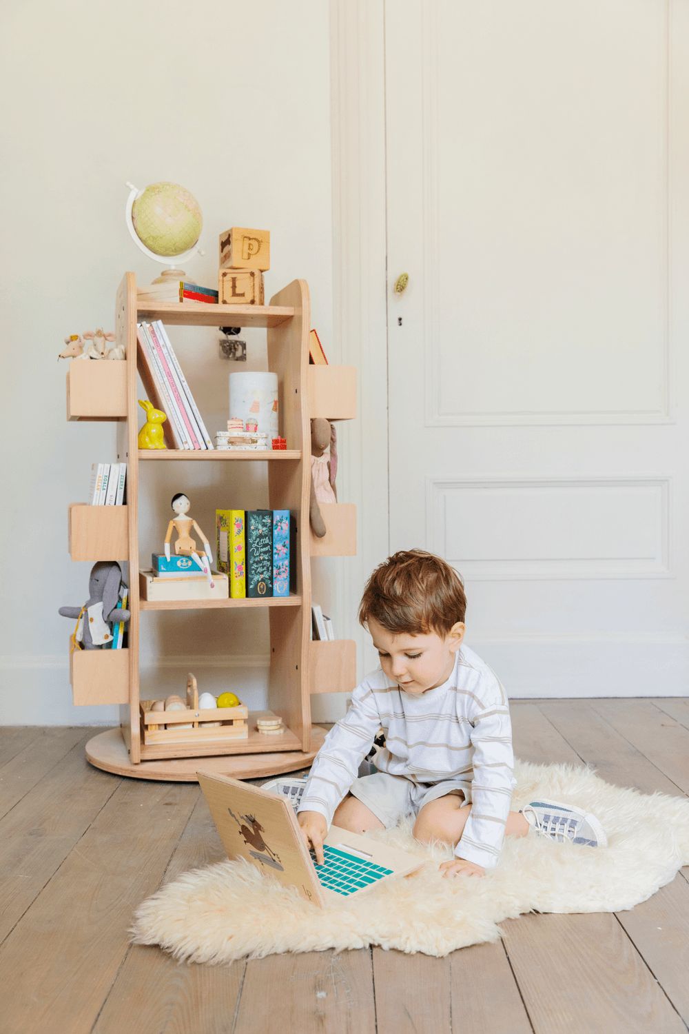 Larisa & Pumpkin - Rotating Wooden Library - Natural