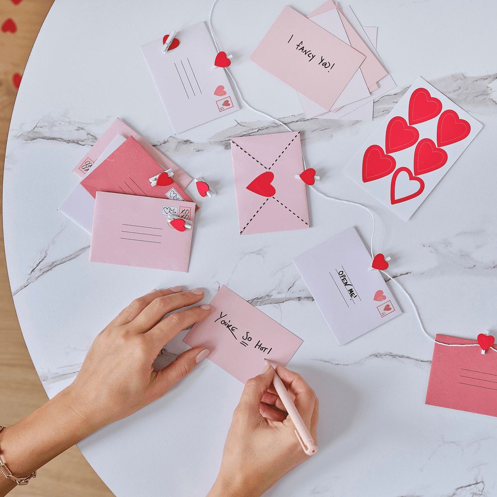 Ginger Ray - Valentines Love Note Bunting