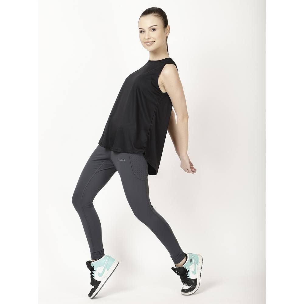 Studioactiv - Back Slit Tee - Black