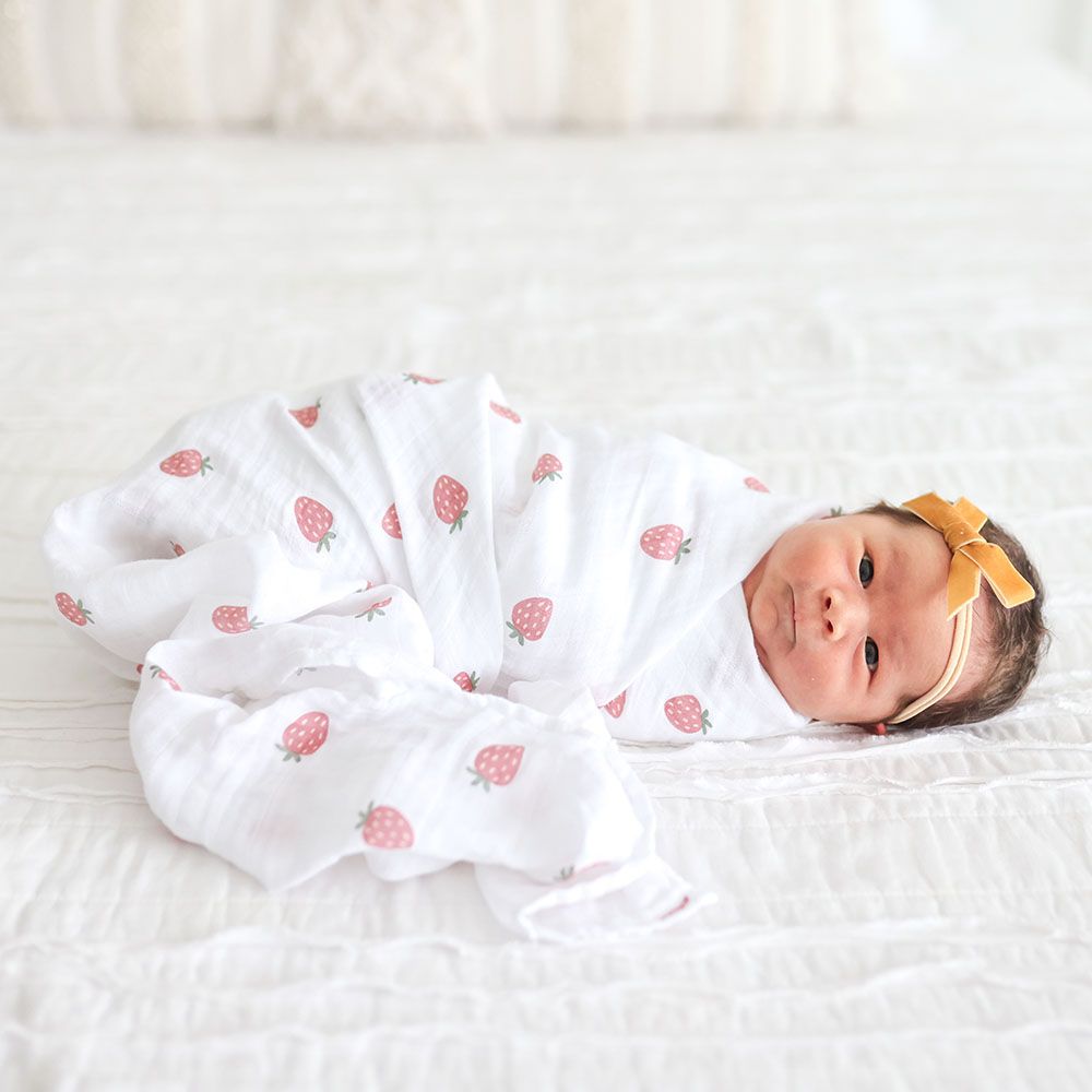 Lulujo - Muslin Swaddle - L - Strawberries