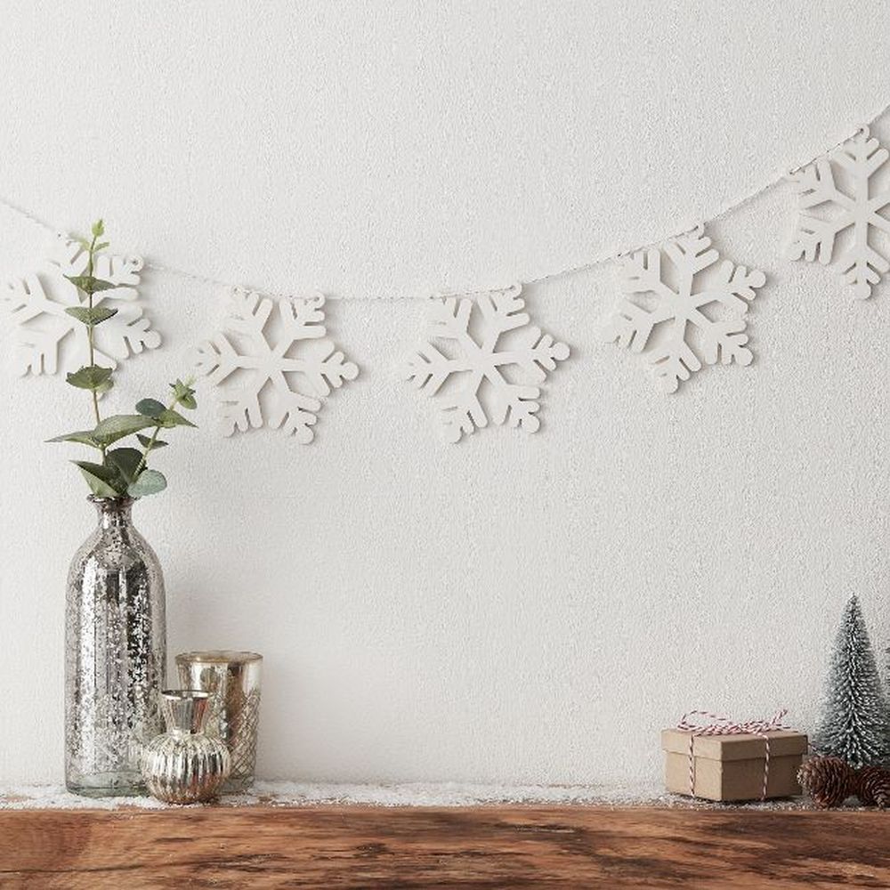 Ginger Ray - White Wood Snowflake Bunting