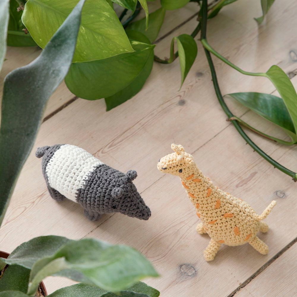 Sebra - Crochet Rattle Tip The Tapir - Shadow Grey