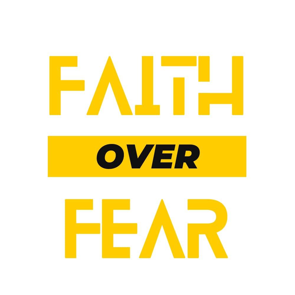 BYFT - تي شيرت بولو قطني مطبوع عليه عبارة Faith Over Fear - أبيض