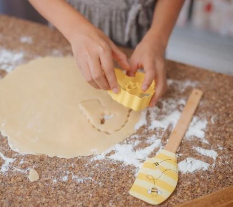 Handstand Kitchen - Silicone Spatula and Cookie Cutter - Busy Bee - Yellow - 2 Pcs